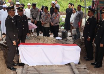 Upacara Pemakaman digelar pada Tempat Pemakaman Umum (TPU) Islam, Jalan Tjilik Riwut Km. 12, Kota Palangka Raya, Kalimantan Tengah, yang dipimpin oleh Kabag Ops, Kompol Permadi dan dihadiri oleh segenap Keluarga Besar Polresta Palangka Raya, Minggu (12/10/2025) sore.