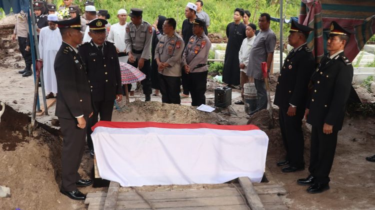 Upacara Pemakaman digelar pada Tempat Pemakaman Umum (TPU) Islam, Jalan Tjilik Riwut Km. 12, Kota Palangka Raya, Kalimantan Tengah, yang dipimpin oleh Kabag Ops, Kompol Permadi dan dihadiri oleh segenap Keluarga Besar Polresta Palangka Raya, Minggu (12/10/2025) sore.