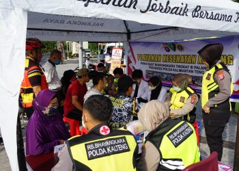 Rumah Sakit (Rumkit) Bhayangkara Palangka Raya Polda Kalteng kembali menunjukkan komitmennya dalam meningkatkan derajat kesehatan masyarakat melalui kegiatan pelayanan pemeriksaan kesehatan gratis yang digelar di kawasan Car Free Day (CFD) Bundaran Besar Kota Palangka Raya, Minggu (12/10/2025) pagi.