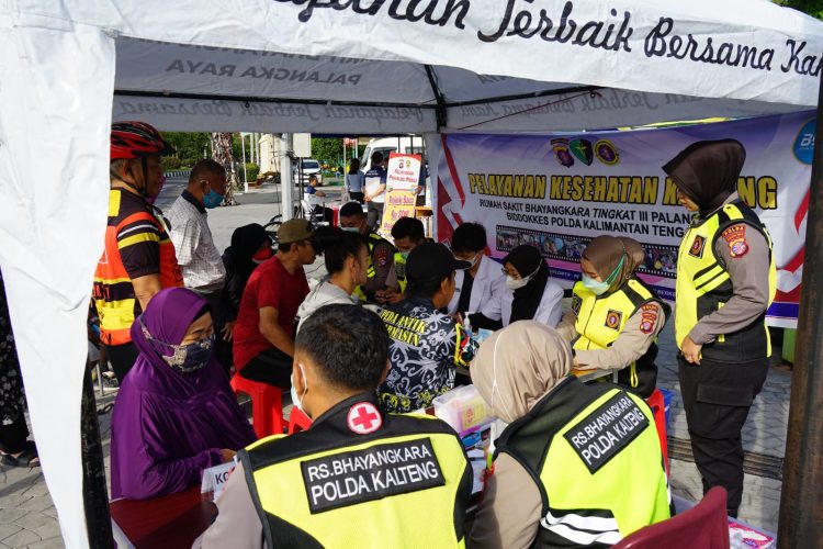 Rumah Sakit (Rumkit) Bhayangkara Palangka Raya Polda Kalteng kembali menunjukkan komitmennya dalam meningkatkan derajat kesehatan masyarakat melalui kegiatan pelayanan pemeriksaan kesehatan gratis yang digelar di kawasan Car Free Day (CFD) Bundaran Besar Kota Palangka Raya, Minggu (12/10/2025) pagi.
