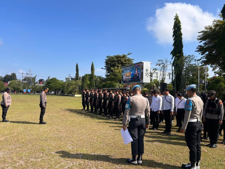 Personel Polresta Palangka Raya mengikuti apel kesiapan pengamanan markas komando (Sispamako) yang digelar di Lapangan Barigas, Mapolda Kalimantan Tengah, Jalan Tjilik Riwut Km. 1, Senin (13/10/2025).