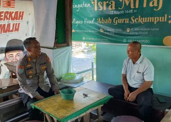Kegiatan tersebut dipimpin Kasubditbintibsos Ditbinmas Polda Kalteng AKBP Dr. G. Herundo Martho, S.E., M.Si bersama 4 orang anggotanya, dengan cara menyambangi para pedagang pasar, pemilik toko, warung dan masyarakat yang berada di tempat-tempat tersebut.