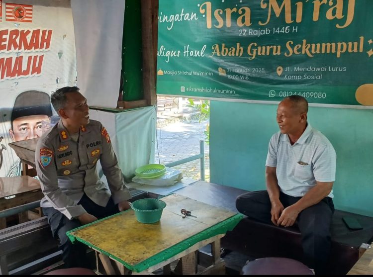 Kegiatan tersebut dipimpin Kasubditbintibsos Ditbinmas Polda Kalteng AKBP Dr. G. Herundo Martho, S.E., M.Si bersama 4 orang anggotanya, dengan cara menyambangi para pedagang pasar, pemilik toko, warung dan masyarakat yang berada di tempat-tempat tersebut.