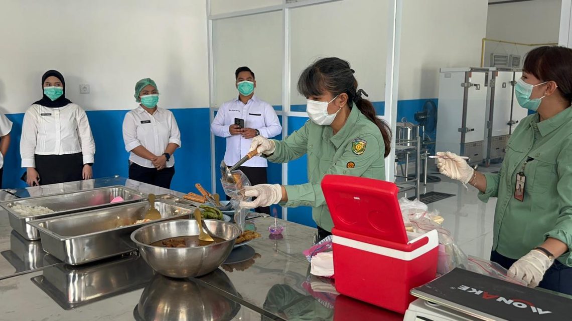 Karoops Polda Kalteng yang juga sebagai ketua pelaksana SPPG Kemala Presisi Polda Kalteng Kombes Pol Dr. Sugeng Riyadi, turut mendampingi tim yang dipimpin oleh Magdalena Danisia, selaku pemeriksa sanitasi Dinkes Kota Palangka Raya, bersama sejumlah staffnya.