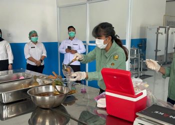 Karoops Polda Kalteng yang juga sebagai ketua pelaksana SPPG Kemala Presisi Polda Kalteng Kombes Pol Dr. Sugeng Riyadi, turut mendampingi tim yang dipimpin oleh Magdalena Danisia, selaku pemeriksa sanitasi Dinkes Kota Palangka Raya, bersama sejumlah staffnya.