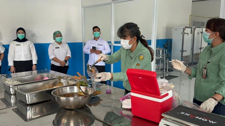 Karoops Polda Kalteng yang juga sebagai ketua pelaksana SPPG Kemala Presisi Polda Kalteng Kombes Pol Dr. Sugeng Riyadi, turut mendampingi tim yang dipimpin oleh Magdalena Danisia, selaku pemeriksa sanitasi Dinkes Kota Palangka Raya, bersama sejumlah staffnya.