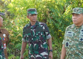 Kasdim 1016 Palangka Raya Letkol Arm Khazanatul Israr, dampingi Panglima Kodam XXII Tambun Bungai Mayjen TNI Zainul Arifin meninjau lokasi rencana pembangunan Resimen Induk Kodam XXII/Tambun Bungai dan Dodiklatpur Rindam di Jalan Tjilik Riwut Km 24, dan Jalan Tjilik Riwut Km 27 Kecamatan Bukit Batu, Kota Palangka Raya, Senin 13/10/2025.
