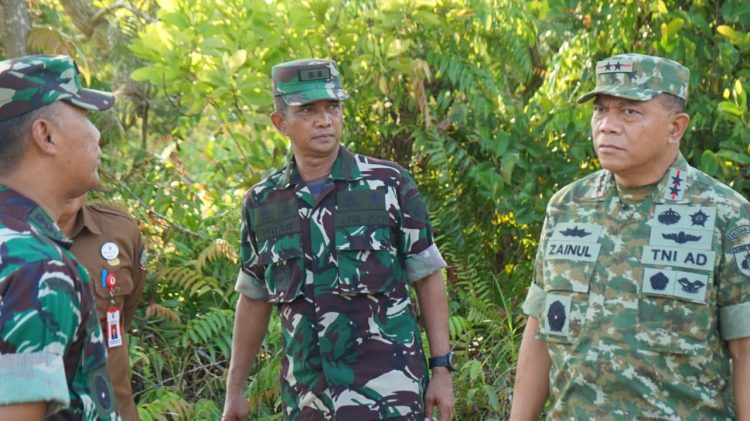 Kasdim 1016 Palangka Raya Letkol Arm Khazanatul Israr, dampingi Panglima Kodam XXII Tambun Bungai Mayjen TNI Zainul Arifin meninjau lokasi rencana pembangunan Resimen Induk Kodam XXII/Tambun Bungai dan Dodiklatpur Rindam di Jalan Tjilik Riwut Km 24, dan Jalan Tjilik Riwut Km 27 Kecamatan Bukit Batu, Kota Palangka Raya, Senin 13/10/2025.