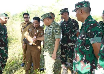 Pangdam XXII/Tambun Bungai Mayjen TNI Zainul Arifin, S.A.P., M.Sc., meninjau lokasi rencana pembangunan Resimen Induk Kodam (Rindam) XXII/Tambun Bungai dan Dodiklatpur Rindam di Jalan Tjilik Riwut Km 24, dan Jalan Tjilik Riwut Km 27 Kecamatan Bukit Batu, Kota Palangka Raya. Senin 13/10/2025.
