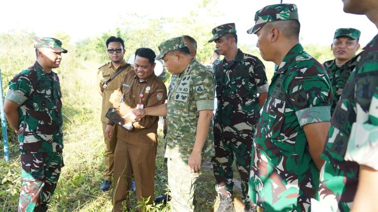 Pangdam XXII/Tambun Bungai Mayjen TNI Zainul Arifin, S.A.P., M.Sc., meninjau lokasi rencana pembangunan Resimen Induk Kodam (Rindam) XXII/Tambun Bungai dan Dodiklatpur Rindam di Jalan Tjilik Riwut Km 24, dan Jalan Tjilik Riwut Km 27 Kecamatan Bukit Batu, Kota Palangka Raya. Senin 13/10/2025.