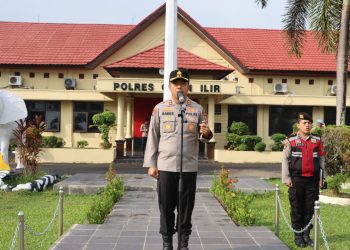 Kapolres Ogan Ilir AKBP Bagus Suryo Wibowo, S.I.K. memimpin pelaksanaan apel pagi di halaman Mapolres Ogan Ilir pada hari Senin, 13 Oktober 2025, pukul 07.30 WIB. Kegiatan diikuti oleh para Pejabat Utama (PJU) dan seluruh personel Polres Ogan Ilir.