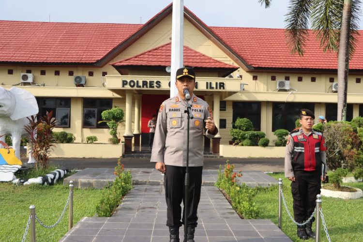Kapolres Ogan Ilir AKBP Bagus Suryo Wibowo, S.I.K. memimpin pelaksanaan apel pagi di halaman Mapolres Ogan Ilir pada hari Senin, 13 Oktober 2025, pukul 07.30 WIB. Kegiatan diikuti oleh para Pejabat Utama (PJU) dan seluruh personel Polres Ogan Ilir.