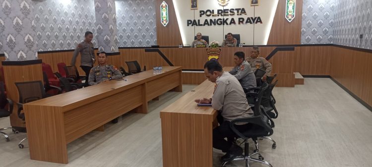 Vicon diikuti melalui Aula Rupatama Mapolresta Palangka Raya, Jalan Tjilik Riwut Km. 3,5, Kota Palangka Raya, Kalimantan Tengah, yang dihadiri oleh Wakapolresta, AKBP Moch. Isharyadi Fitriawan bersama para Pejabat Utama dan Perwira.