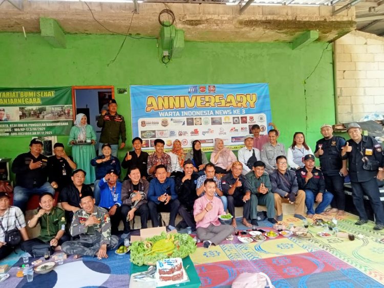 Media Warta Indonesia News (WIN) merayakan Hari Ulang Tahun (HUT) ke-3 di kediaman Pemimpin Redaksi WIN, Nursoleh, yang berlokasi di Desa Danakerta, Kecamatan Punggelan, Kabupaten Banjarnegara, pada Selasa, (14/10/2025).