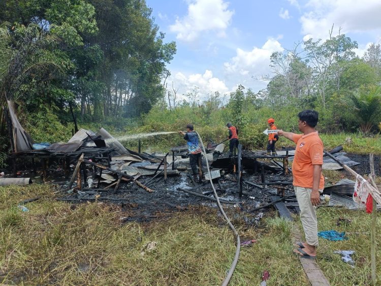 Personel Polresta Palangka Raya bersama petugas pemadam kebakaran dan masyarakat setempat bergerak cepat menangani peristiwa kebakaran yang terjadi di Jalan Mara Mara RT 03 RW 06 Kelurahan Bukit Tunggal, Kecamatan Jekan Raya, Selasa (14/10/2025).