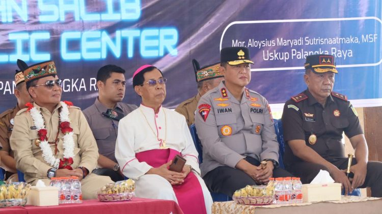 Kapolda Kalimantan Tengah, (Kalteng) Irjen Pol Iwan Kurniawan, S.IK., M.Si. menghadiri peresmian Jalan Salib Catholic Center di Jl. D.A. Tawa No.X, Kota Palangka Raya, Selasa (14/10/2025).