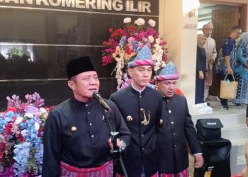 Transfer dana dari pemerintah pusat dipastikan mengalami penyusutan signifikan sebesar Rp 241 miliar dibanding tahun sebelumnya. Namun demikian, di tengah tekanan keuangan tersebut, Bupati OKI H. Muchendi Mahzareki menegaskan bahwa komitmen pemerintah daerah untuk melayani masyarakat tidak akan kendur.