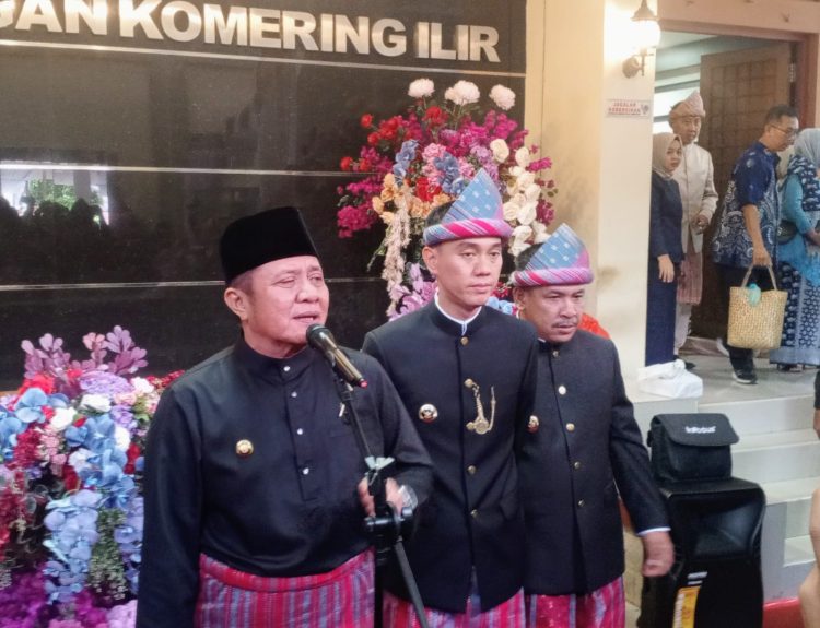 Transfer dana dari pemerintah pusat dipastikan mengalami penyusutan signifikan sebesar Rp 241 miliar dibanding tahun sebelumnya. Namun demikian, di tengah tekanan keuangan tersebut, Bupati OKI H. Muchendi Mahzareki menegaskan bahwa komitmen pemerintah daerah untuk melayani masyarakat tidak akan kendur.
