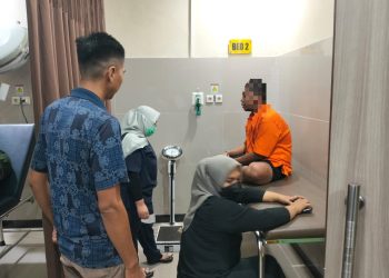 Satuan Tahanan dan Barang Bukti (Sattahti) Polresta Palangka Raya melaksanakan pemeriksaan kesehatan terhadap salah satu tahanan yang mengalami keluhan sakit, Selasa (14/10/2025) malam.