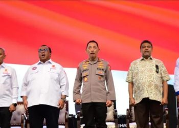 Kapolri Jenderal Pol. Drs. Listyo Sigit Prabowo M.Si., menghadiri Apel Akbar Kebangsaan Buruh Indonesia di Lapangan Botanical Jababeka, Bekasi, Jawa Barat, Rabu (15/10/2025) sore