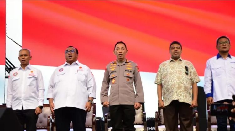 Kapolri Jenderal Pol. Drs. Listyo Sigit Prabowo M.Si., menghadiri Apel Akbar Kebangsaan Buruh Indonesia di Lapangan Botanical Jababeka, Bekasi, Jawa Barat, Rabu (15/10/2025) sore