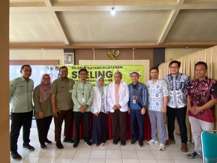 Warga Desa Kracak, Kecamatan Ajibarang, menyambut dengan penuh antusias kegiatan Spesialis Keliling (SPELING) yang digelar oleh RS Hermina Purwokerto bekerja sama dengan Puskesmas Ajibarang I dan Pemerintah Desa Kracak, pada Rabu (8/10/2025) di Balai Desa Kracak
