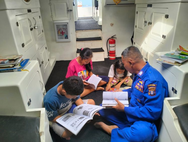 Salah satu kapal yang melaksanakan Patroli di Daerah Aliran Sungai (Das) Mentaya adalah Kapal Polisi XVIII-2006, yang menyediakan berbagai jenis buku. Seperti buku dongeng, majalah anak, buku bergambar, buku cerita dan lain-lain. Anak-anak pesisir Sungai yang berkunjung sangat antusias belajar membaca di KP XVIII-2006, Kamis (16/10/2025) pagi.