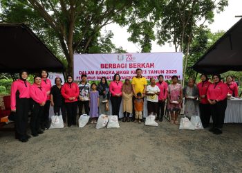 Kapolda Kalimantan Tengah, Irjen Pol Iwan Kurniawan, S.IK., M.Si. bersama Ketua Bhayangkari Kalteng, Ny. Maya Iwan Kurniawan, menggelar bakti sosial, bertempat di Sekolah TK Kasih Kurnia, Jl. Tjilik Riwut Km.14, Kota Palangka Raya. Jumat (17/10/2025)