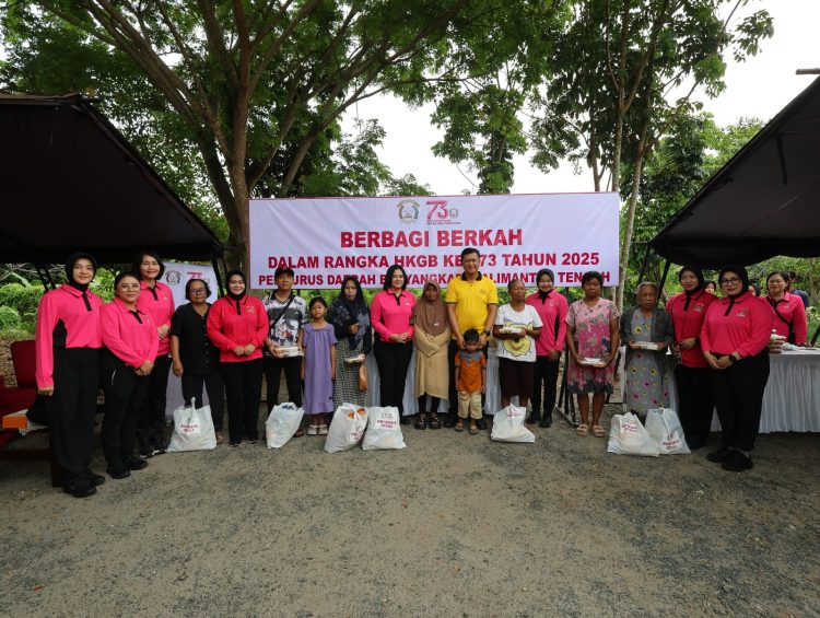 Kapolda Kalimantan Tengah, Irjen Pol Iwan Kurniawan, S.IK., M.Si. bersama Ketua Bhayangkari Kalteng, Ny. Maya Iwan Kurniawan, menggelar bakti sosial, bertempat di Sekolah TK Kasih Kurnia, Jl. Tjilik Riwut Km.14, Kota Palangka Raya. Jumat (17/10/2025)