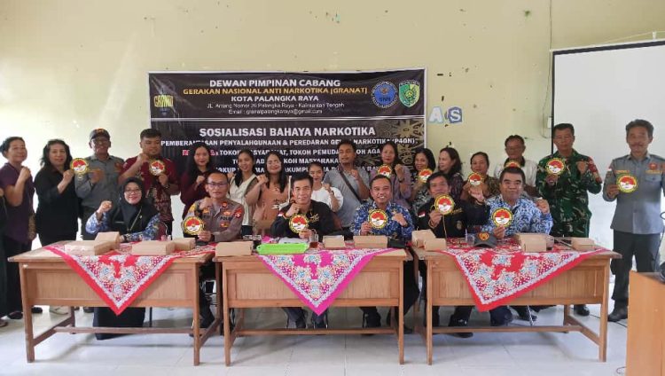Polsek Rakumpit Polresta Palangka Raya menghadiri kegiatan sosialisasi bahaya narkoba yang diselenggarakan oleh DPC Granat Kota Palangka Raya di Balai Basara Kelurahan Pager, Kecamatan Rakumpit, Jumat (17/10/2025).