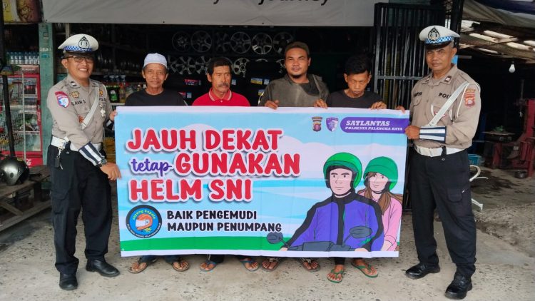 Satuan Lalu Lintas (Satlantas) Polresta Palangka Raya melaksanakan kegiatan Polantas Menyapa di kawasan Jalan Tjilik Riwut Km 11, Jum’at (17/10/2025).