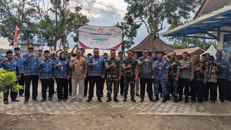 Program nasional Koperasi Desa/Kelurahan Merah Putih (KDKMP), resmi mulai dibangun secara serentak di seluruh Indonesia. Sebanyak 80.000 gerai, pergudangan, dan sarana pendukung koperasi mulai dibangun, ditandai dengan kegiatan ground breaking serentak di seluruh Indonesia, Jumat (17/10/2025).
