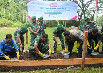 peletakan batu pertama pembangunan gerai dan gudang Koperasi Desa/Kelurahan Merah Putih (KDKMP) oleh Wali Kota Sabang Zulkifli H. Adam bersama Dandim 0112/Sabang Letkol Kav Edi Purwanto dan OPD terkait, di Gampong Cot Abeuk, Jumat (17/10/25).