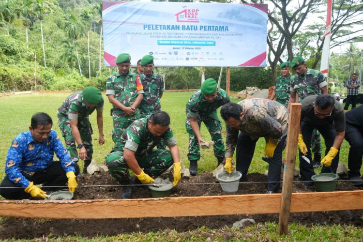 peletakan batu pertama pembangunan gerai dan gudang Koperasi Desa/Kelurahan Merah Putih (KDKMP) oleh Wali Kota Sabang Zulkifli H. Adam bersama Dandim 0112/Sabang Letkol Kav Edi Purwanto dan OPD terkait, di Gampong Cot Abeuk, Jumat (17/10/25).