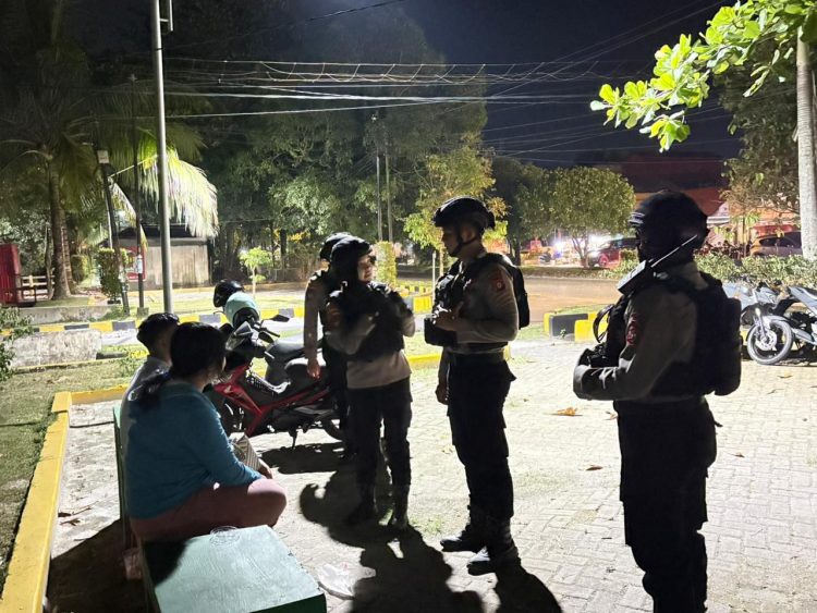 Personel Direktorat Samapta Polda Kalimantan Tengah (Kalteng) melaksanakan patroli rutin pada malam hari di Bumi Tambun Bungai. Sabtu (18/10/2025).