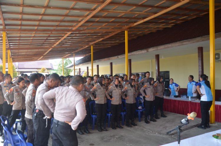 Direktorat Samapta Polda Kalimantan Tengah (Kalteng) mengikuti kegiatan sosialisasi tentang psikologi massa yang disampaikan oleh tim dari Biro Sumber Daya Manusia (SDM) Polda Kalteng. Kegiatan ini digelar di Parkiran Mako Ditsamapta Jl. Tjilik Riwut, Km. 6. Jumat (17/10/2025).