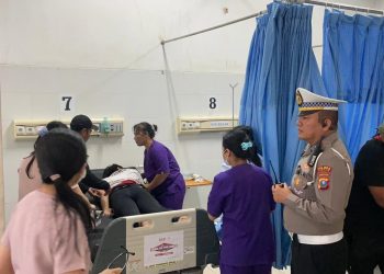 Personel Polres Samosir menunjukkan kepedulian kemanusiaan melalui sejumlah aksi cepat tanggap terhadap peserta lomba yang mengalami kendala di lapangan.