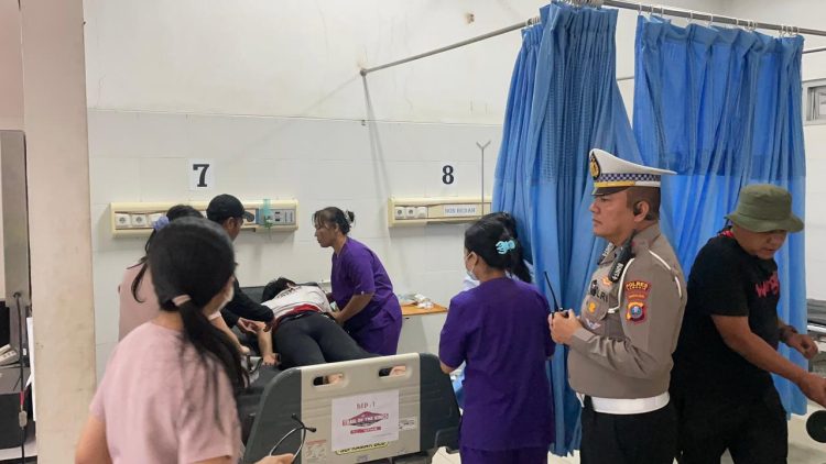 Personel Polres Samosir menunjukkan kepedulian kemanusiaan melalui sejumlah aksi cepat tanggap terhadap peserta lomba yang mengalami kendala di lapangan.