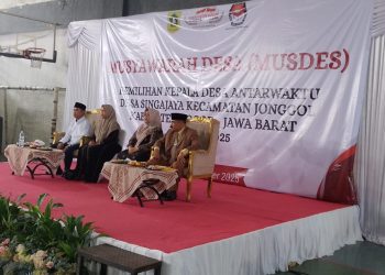 Calon Kades Dalam Pemilihan Antar Waktu Desa Singajaya  Bapak Tajudin bersama ibu,dan Bapak Sanafi beserta ibu. (Foto. Dok: RH/Mitrapolri.com)