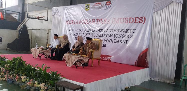 Calon Kades Dalam Pemilihan Antar Waktu Desa Singajaya  Bapak Tajudin bersama ibu,dan Bapak Sanafi beserta ibu. (Foto. Dok: RH/Mitrapolri.com)