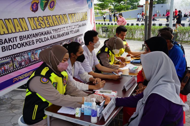 Rumah Sakit (Rumkit) Bhayangkara Tingkat III Palangka Raya Polda Kalteng rutin mengajak masyarakat untuk menjaga kesehatan melalui kegiatan Pelayanan Kesehatan Keliling (Yankesling) melakukan pemeriksaan kesehatan secara gratis, Minggu (19/10/2025) pagi.