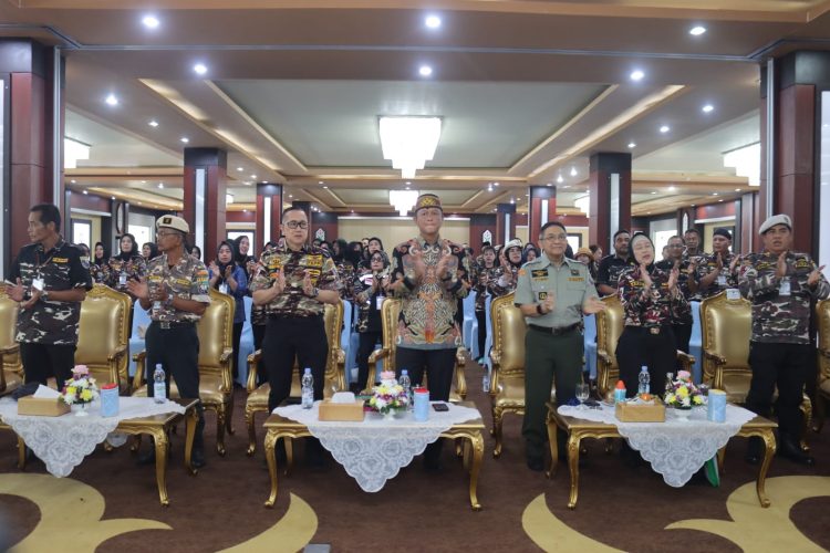 Kapolda Kalimantan Tengah, Irjen Pol Iwan Kurniawan, menghadiri sekaligus mengapresiasi atas terlaksananya Musyawarah Daerah (Musda) X Forum Komunikasi Putra-Putri Purnawirawan Indonesia (FKPPI) Prov. Kalteng, di Aula Jayang Tingang, Kantor Gubernur. Sabtu (18/10/2025).