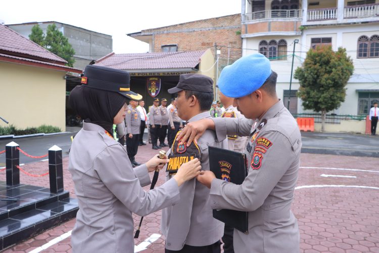 Kegiatan tersebut dipimpin langsung oleh Kapolres Samosir AKBP Rina Frillya, S.I.K., dan dihadiri oleh para pejabat utama Polres, para Kapolsek jajaran, Personel Polres, Personel Polsek Jajaran, ASN, PHL, serta perwakilan personel yang dikukuhkan sebagai Pamapta.