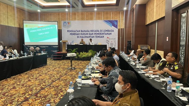 Polresta Palangka Raya melalui Bag SDM turut berpartisipasi dalam kegiatan Penguatan Bahasa Negara di Lembaga Penegak Hukum dan Pemerintahan yang diselenggarakan di Hotel Swiss-Belhotel Danum Palangka Raya, Senin (20/10/2025).