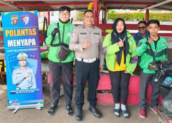 Direktorat Lalu Lintas Polda Kalteng menggelar kegiatan simpatik bertajuk “Polantas Menyapa” yang kepada masyarakat pengguna jalan, termasuk para pengemudi ojek online di seputaran Kota Palangka Raya, Senin (20/10/2025) pagi.