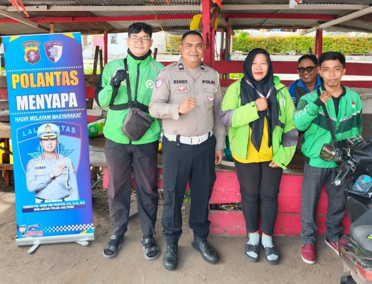 Direktorat Lalu Lintas Polda Kalteng menggelar kegiatan simpatik bertajuk “Polantas Menyapa” yang kepada masyarakat pengguna jalan, termasuk para pengemudi ojek online di seputaran Kota Palangka Raya, Senin (20/10/2025) pagi.