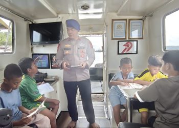 Kapal Polisi KP XVIII-2004 yang berpatroli di daerah aliran Das Kumai disulap menjadi Perpustakaan terapung merupakan bentuk dukungan untuk dunia pendidikan, terkhusus kepada anak-anak yang berada di Bantaran sungai, Desa Kumai Hulu, Kec.Kumai, Kab Kotawaringin Kobar, Senin Tanggal (20/10/2025).