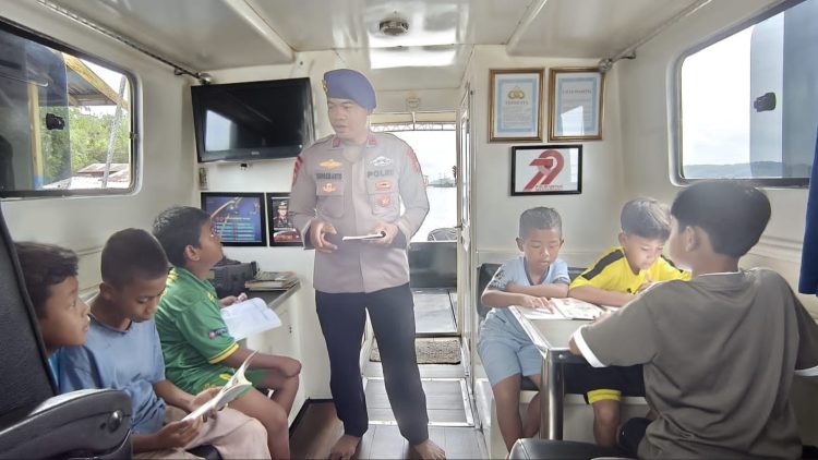 Kapal Polisi KP XVIII-2004 yang berpatroli di daerah aliran Das Kumai disulap menjadi Perpustakaan terapung merupakan bentuk dukungan untuk dunia pendidikan, terkhusus kepada anak-anak yang berada di Bantaran sungai, Desa Kumai Hulu, Kec.Kumai, Kab Kotawaringin Kobar, Senin Tanggal (20/10/2025).