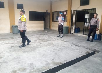 Personel SPKT Polresta Palangka Rayamelaksanakan kegiatan kontrol dan pengecekan rutin terhadap kondisi Rutan Mapolresta Palangka Raya, Selasa (21/10/2025).