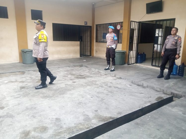 Personel SPKT Polresta Palangka Rayamelaksanakan kegiatan kontrol dan pengecekan rutin terhadap kondisi Rutan Mapolresta Palangka Raya, Selasa (21/10/2025).